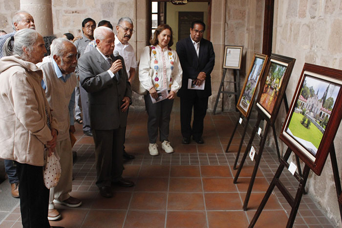 El fotógrafo Samuel Herrera Delgado durante la inauguración de su muestra en el Centro de Morelia.