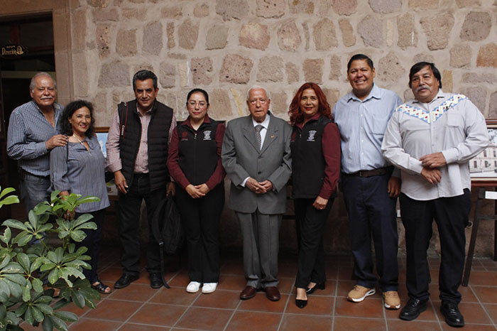 El fotógrafo Samuel Herrera Delgado durante la inauguración de su muestra en el Centro de Morelia.