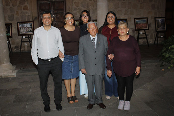 El fotógrafo Samuel Herrera Delgado durante la inauguración de su muestra en el Centro de Morelia.