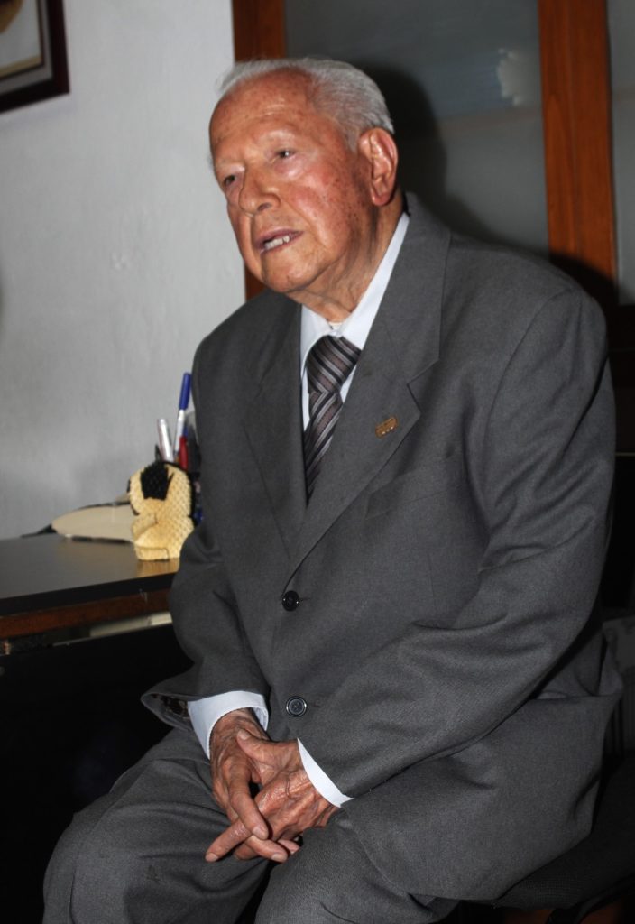 El fotógrafo Samuel Herrera Delgado durante la inauguración de su muestra en el Centro de Morelia.