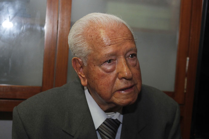 El fotógrafo Samuel Herrera Delgado durante la inauguración de su muestra en el Centro de Morelia.