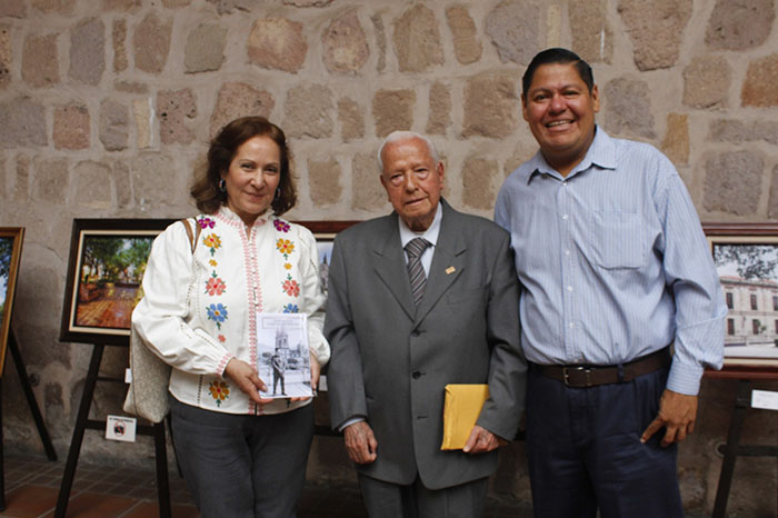 El fotógrafo Samuel Herrera Delgado durante la inauguración de su muestra en el Centro de Morelia.