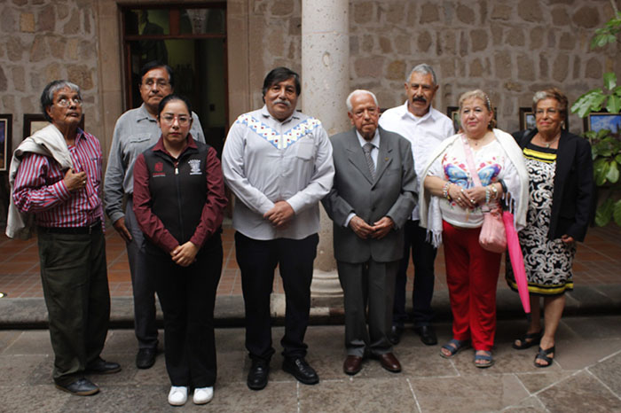 El fotógrafo Samuel Herrera Delgado durante la inauguración de su muestra en el Centro de Morelia.