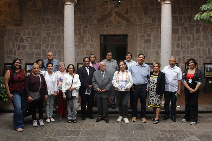 El fotógrafo Samuel Herrera Delgado durante la inauguración de su muestra en el Centro de Morelia.