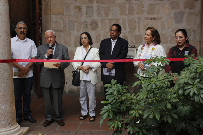 El fotógrafo Samuel Herrera Delgado durante la inauguración de su muestra en el Centro de Morelia.