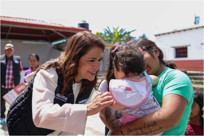 Diputada Fabiola Alanís hablando sobre derechos de las mujeres en Michoacán.