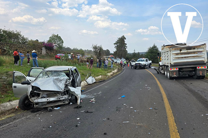 Peritaje de la FGE en el lugar del accidente donde murió un adulto mayor en la carretera Morelia-Quiroga.