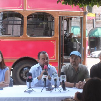 Tranvía Kuanari frente a la Catedral de Morelia promoción boletos concierto.