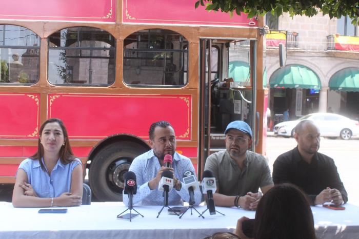 Tranvía Kuanari frente a la Catedral de Morelia promoción boletos concierto.
