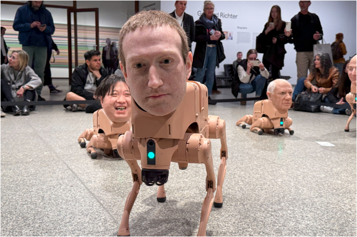 Primer plano de robot con cabeza hiperrealista de Elon Musk o Mark Zuckerberg.