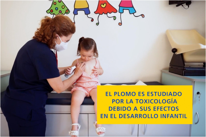 Médico Esteban López, profesor de medicina en la UVAQ, impartiendo conferencia sobre toxicología.