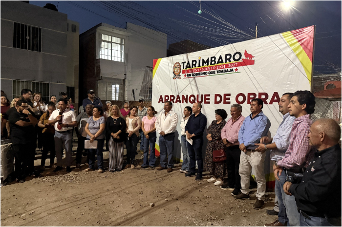 El presidente municipal Eric Gaona García dando el banderazo de inicio a la obra del pozo profundo en Tarímbaro.