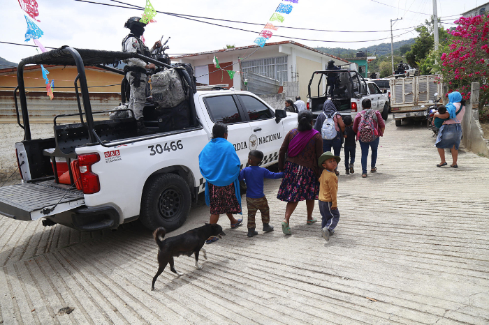 Evacuación de personas heridas y familias desplazadas de las comunidades indígenas de Cula y Chicotal en Guerrero.