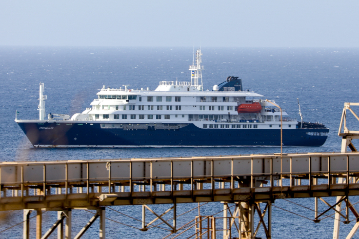 Crucero MV Hondius fondeado en aguas internacionales por alerta sanitaria