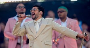 Bad Bunny cantando en el escenario del Estadi Olimpic de Barcelona con traje