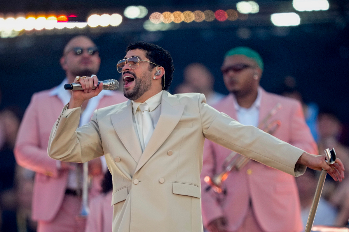 Bad Bunny cantando en el escenario del Estadi Olimpic de Barcelona con traje