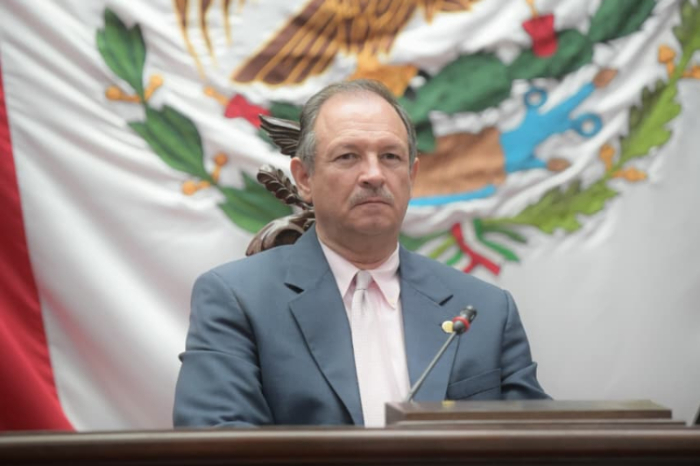 Diputado David Martínez Gowman presentando iniciativa de ley en el Congreso de Michoacán