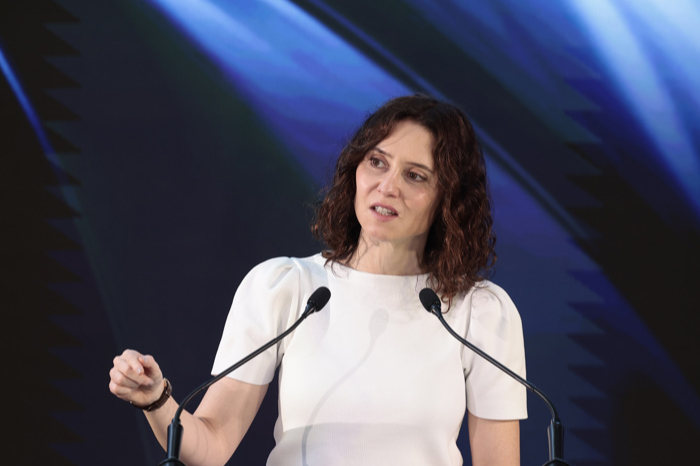 Isabel Díaz Ayuso gesticula durante su intervención en el pleno de la Asamblea de Madrid