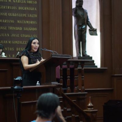 Diputada Adriana Campos Huirache durante la sesión del Congreso de Michoacán