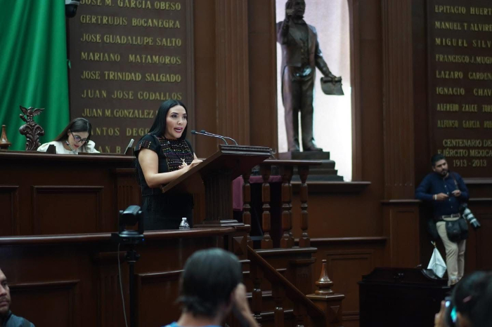 Diputada Adriana Campos Huirache durante la sesión del Congreso de Michoacán