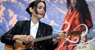 Julieta Venegas presentando su libro Norteña