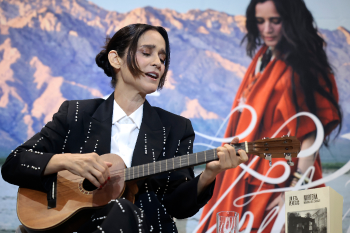 Julieta Venegas presentando su libro Norteña
