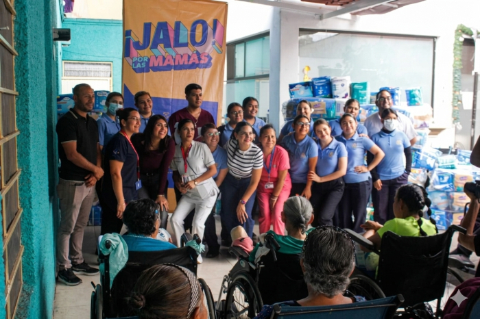 Entrega de pañales para adulto en el asilo Casa del Cristo Abandonado en Morelia