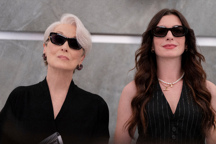 Meryl Streep como Miranda Priestly y Anne Hathaway como Andy Sachs en una oficina de moda.