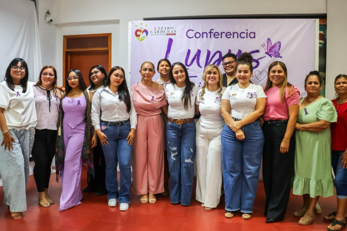 Conferencia sobre el Lupus en la sala de Cabildo con Manuel Esquivel Bejarano y autoridades