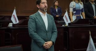 Diputado Abraham Espinoza Villa presentando iniciativa de servicio social ambiental en Michoacán