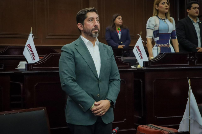 Diputado Abraham Espinoza Villa presentando iniciativa de servicio social ambiental en Michoacán