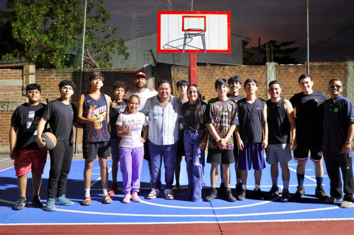 Cancha de basquetbol rehabilitada en la colonia La Paz de Lázaro Cárdenas Michoacán.