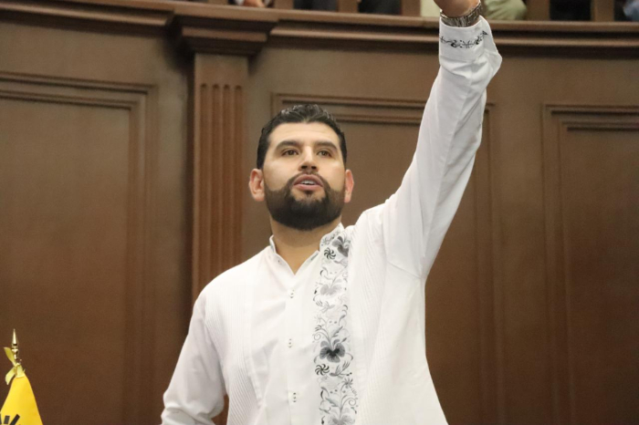 Diputado Octavio Ocampo del PRD hablando en la tribuna del Congreso de Michoacán