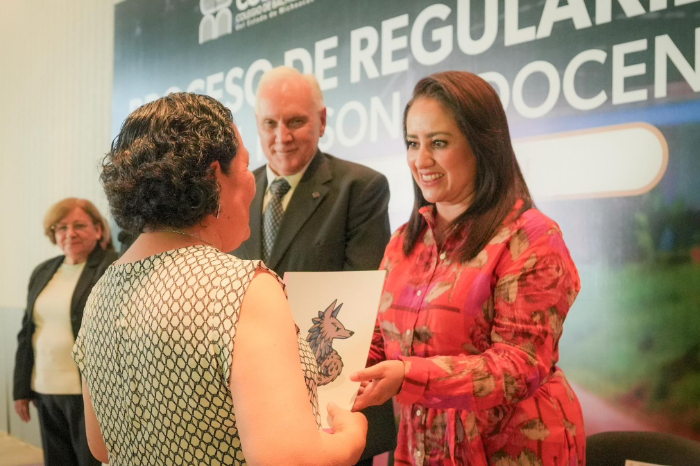 Gladyz Butanda Macías durante el anuncio de la regularización docente del COBAEM en Michoacán.