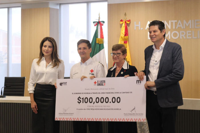 Alfonso Martínez Alcázar y Paola Delgadillo entregando donativo a la Cruz Roja de Morelia