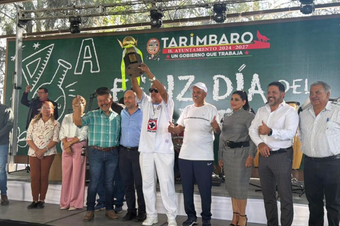 Alcalde Gaona García durante el festejo del Día del Maestro en Tarímbaro Michoacán.