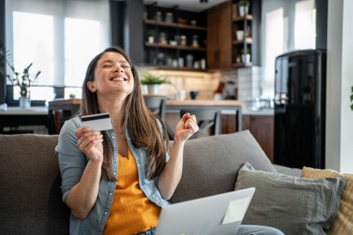 Persona realizando compras en línea desde su celular durante el Hot Sale México