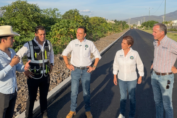 Carlos Soto y funcionarios supervisando la nueva carpeta asfáltica en la calle Luis Hernández Poniente de Zamora.