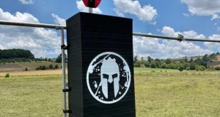 Competidores superando obstáculos en una carrera Spartan Race en la naturaleza.