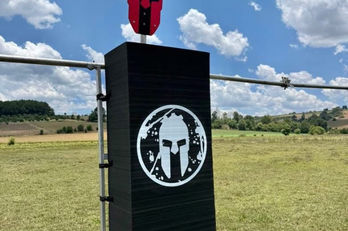 Competidores superando obstáculos en una carrera Spartan Race en la naturaleza.