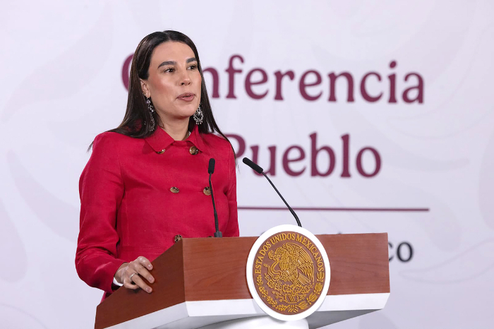 Secretaria de Turismo Josefina Rodríguez presentando la estrategia de diversificación de mercados en la mañanera.