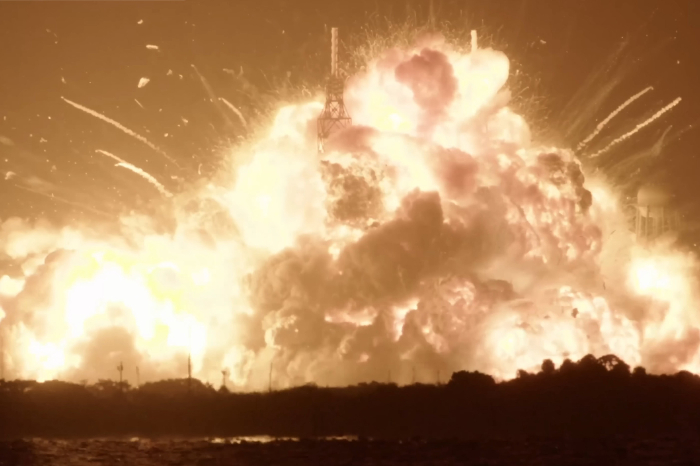 Explosión y bola de fuego del cohete New Glenn en el Complejo de Lanzamiento Espacial 36.