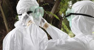Personal médico con trajes de bioseguridad atendiendo emergencia sanitaria en el Congo.