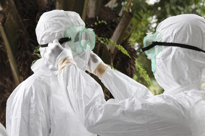 Personal médico con trajes de bioseguridad atendiendo emergencia sanitaria en el Congo.