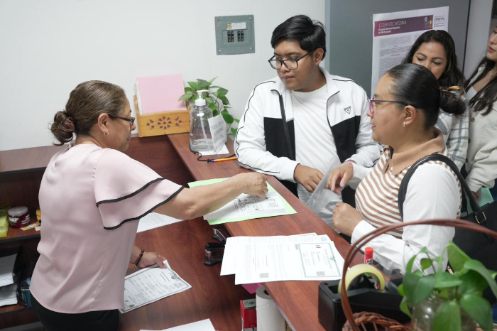 Aspirantes a Escuelas Normales de Michoacán realizando trámite de ficha