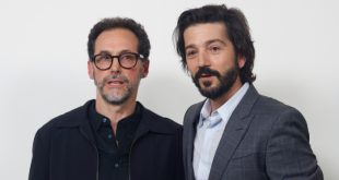El actor mexicano Diego Luna desfilando en la alfombra roja de la película México 86.