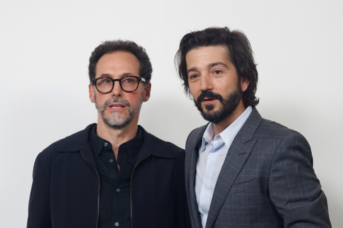 El actor mexicano Diego Luna desfilando en la alfombra roja de la película México 86.
