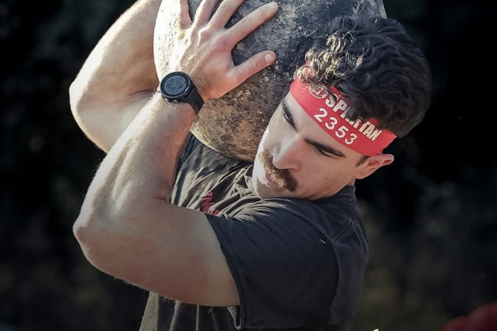 Corredores superando obstáculos en la competencia Spartan Race México