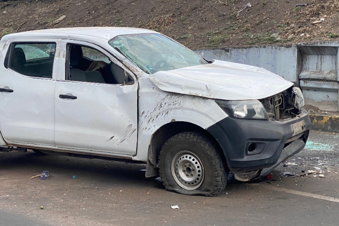 Camioneta accidentada tras caer de un puente en el Distribuidor Vial Salida a Salamanca en Morelia