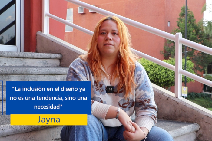 Jayna Zaragoza estudiante de Diseño Gráfico de la UVAQ mostrando su proyecto de inclusión visual